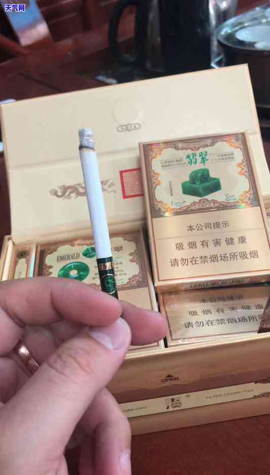 精美翡翠随形戒指：图片与镶嵌展示