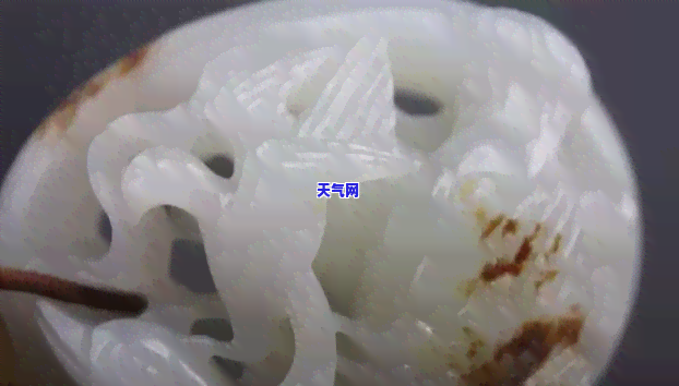 豆种阳绿翡翠手镯价格：值多少钱？