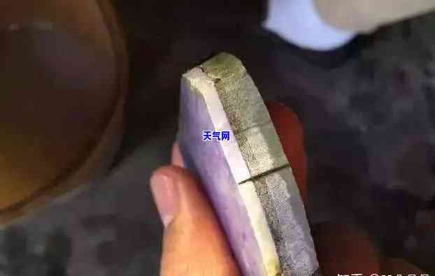 黄绿翡翠值钱吗？探讨黄加绿翡翠的价值与图片解析