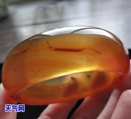 金与翡翠能搭配？女性如何选择？看图解析