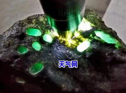 黑乌沙翡翠原石皮壳，揭秘黑乌沙翡翠原石皮壳：神秘而珍贵的天然宝藏