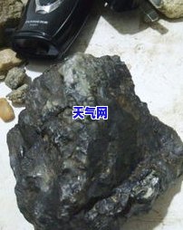 乌石原石特点全揭秘：形态、色泽、质地等方面的独特特性及精美图片展示