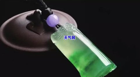 妈妈戴什么翡翠吊坠好？选择适合她的款式与颜色