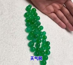 风化翡翠原石脱皮图片，揭秘翡翠原石的华丽蜕变：风化过程中的脱皮现象