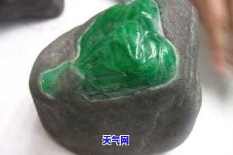 翡翠原石打灯绿色开出来什么颜色？好看吗？哪种更好？