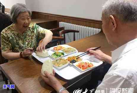 老人戴翡翠手镯图片大全：真实展示老年人佩戴翡翠的美丽与优雅