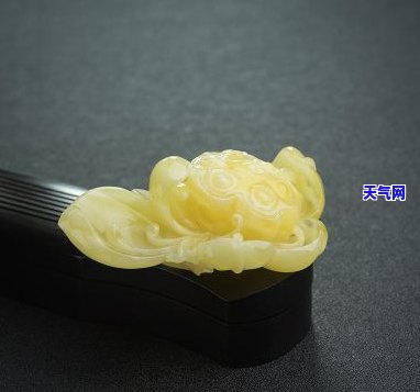 鸡油黄翡翠摆件，【鸡油黄】天然A货翡翠摆件 莲花观音吊坠 翡翠玉佛吊坠 祈福保平安礼物