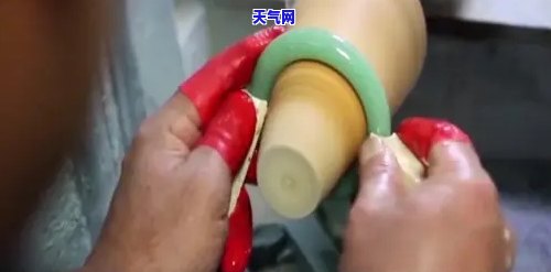 翡翠手镯直播现场，实况直击：揭秘翡翠手镯的制作过程与魅力