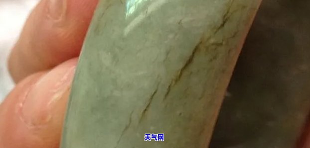 裂纹多的翡翠玉石：可用于制作手工饰品或雕刻艺术品