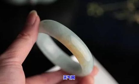 豆种翡翠玉镯，豆种翡翠玉镯：优质选择，高贵气质