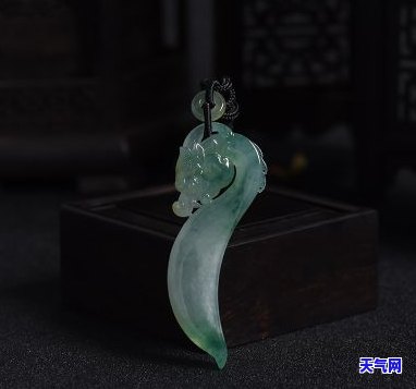 翡翠龙钩小挂件寓意解析：究竟代表了什么？