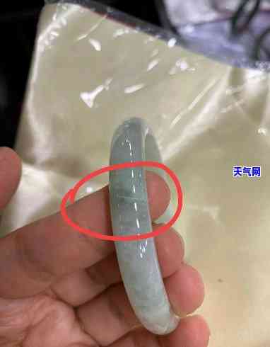 裂开的玉镯是否适合佩戴？女生需要注意什么？看图了解