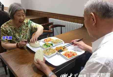 适合老人戴的翡翠挂件，为爱添色彩：最适合老年人佩戴的翡翠挂件推荐